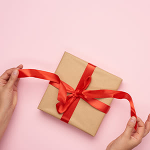 Geschenkverpackung mit roter Schleife