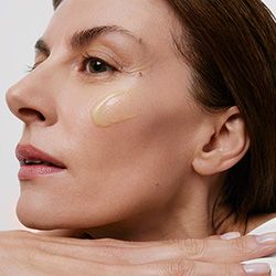 Darphin Model mit Gesichtsserum