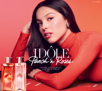 Olivia Rodrigo mit Idôle Parfum Flakons