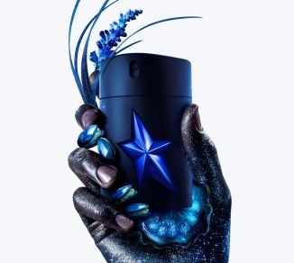 Hand welche einen Mugler A*Men Parfumflakon hält