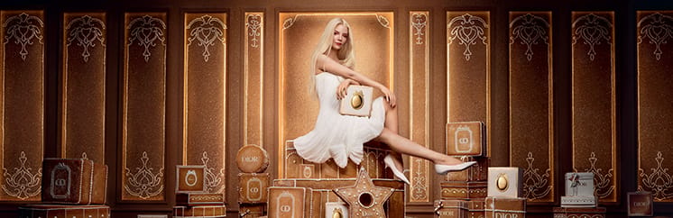 DIOR Model und weihnachtlich verpackte Geschenke