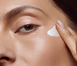Model mit Creme im Gesicht