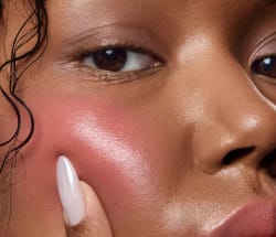 Model mit Rouge auf der Wange